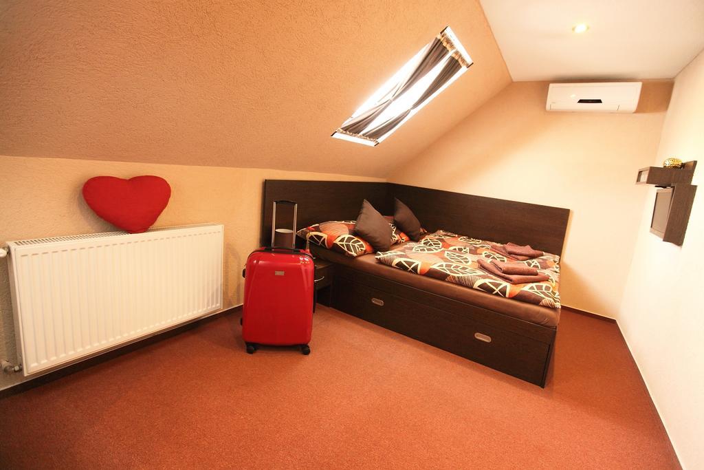 Penzion Skorpion Senec Kamer foto